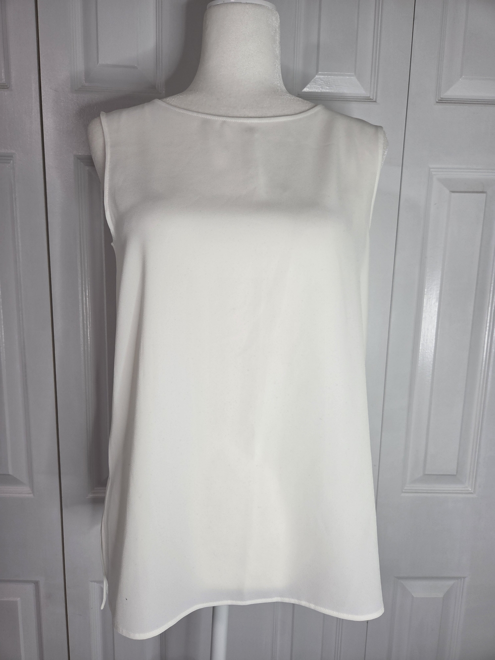 Uniqlo Classic Sleeveless White Tank Blouse Business Casual size small flowy